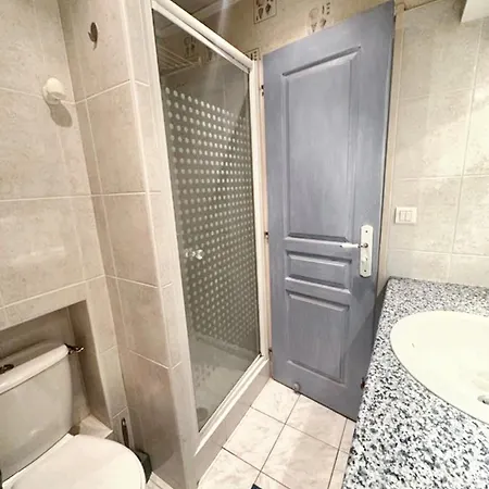 Appartement Studio A A 200 M De La *